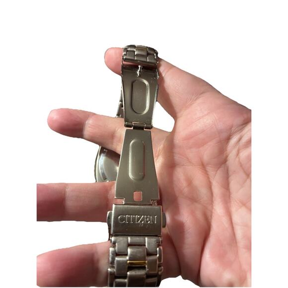 Solar CITIZEN Eco-Drive WR 100 Men’s Gold tone Watch with Stainless Steel Band - Picture 4 of 7